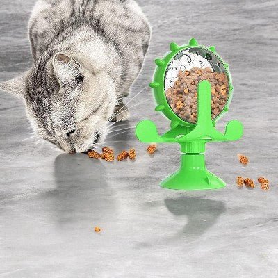 Chat jouant avec distributeur WhirlCatFeeder vert ludique