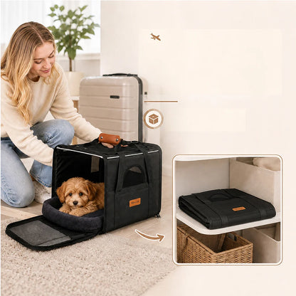 Sac de transport noir ouvert avec un petit chien à l’intérieur, accompagné d’une vue du sac plié à plat sur une étagère.