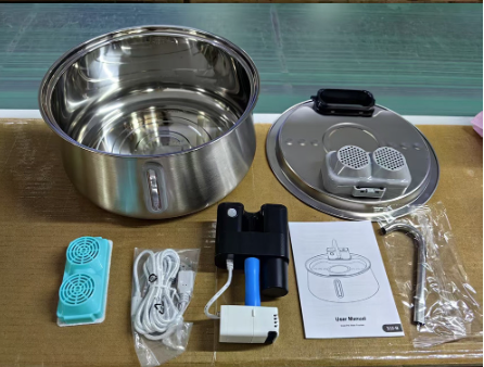 Contenu du pack fontaine à eau pour chat sans fil 4L : bol inox 304, couvercle filtrant, pompe batterie, robinet capteur, 2 filtres et câble USB.
