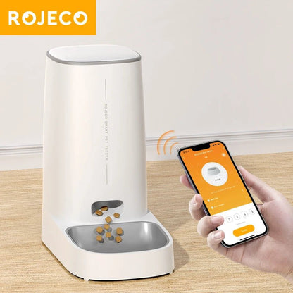 Distributeur automatique de croquettes pour chat ROJECO Wi-Fi 4 L avec un bol en inox, distribuant des croquettes et contrôlable depuis un smartphone.