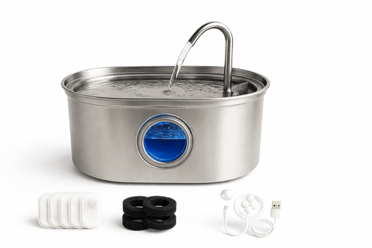 Fontaine à eau chat inox 304 Clairinox 3,2L ultra silencieuse avec fenêtre LED bleue, bec cascade, filtres de rechange et capteur sur fond blanc
