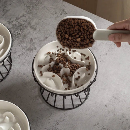 Gamelle anti-glouton céramique remplie croquettes chat design ralentisseur